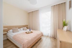 Nowoczesny Apartament z Parkingiem na Alei Pokoju w Krakowie by Noclegi Renters