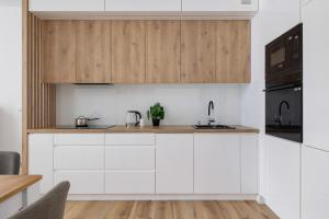 Nowoczesny Apartament z Parkingiem na Alei Pokoju w Krakowie by Noclegi Renters