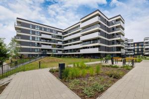 Nowoczesny Apartament z Parkingiem na Alei Pokoju w Krakowie by Noclegi Renters