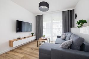 Nowoczesny Apartament z Parkingiem na Alei Pokoju w Krakowie by Noclegi Renters