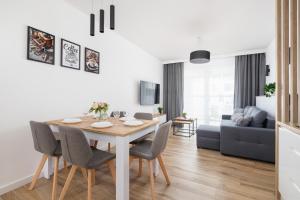 Nowoczesny Apartament z Parkingiem na Alei Pokoju w Krakowie by Noclegi Renters