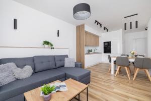Nowoczesny Apartament z Parkingiem na Alei Pokoju w Krakowie by Noclegi Renters