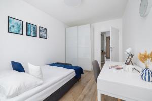 Nowoczesny Apartament z Parkingiem na Alei Pokoju w Krakowie by Noclegi Renters