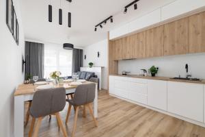 Nowoczesny Apartament z Parkingiem na Alei Pokoju w Krakowie by Noclegi Renters