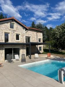 Gite authentique au coeur de Blavozy avec piscine privée, jacuzzi et terrain de pétanque