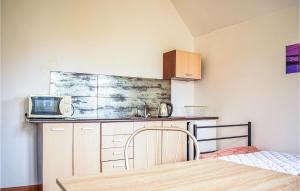 2 Bedroom Cozy Apartment In Kolobrzeg