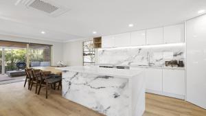 Azure - Luxe, Pool Beachfront