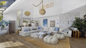 Barellen Beach House - Luxe Beach Front, Oceanview
