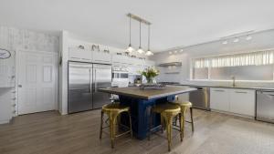 Barellen Beach House - Luxe Beach Front, Oceanview