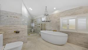 Barellen Beach House - Luxe Beach Front, Oceanview