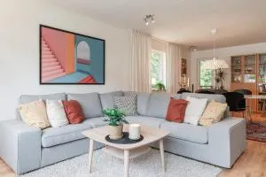 Guestly Homes - Modern 4BR Town House, Sauna, 7 Beds - Gammelstaden