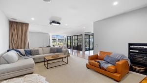 Lumière - Large Modern Family Home, Pool, Beach