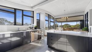 Lumière - Large Modern Family Home, Pool, Beach