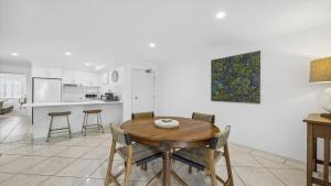 Lindy Lous - Village at Doorstep, Restaurants