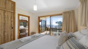 The Cowrie House - Ocean Views, Village, Surf