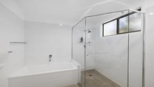 The Cowrie House - Ocean Views, Village, Surf