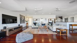 Sundecks - Stunning Oceanview Beach House in Emerald Beach