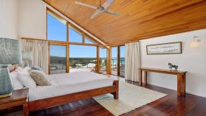 Sundecks - Stunning Oceanview Beach House in Emerald Beach
