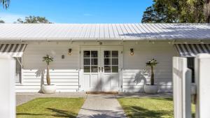 Sojourn - Pool Oasis, Designer Home, opp Beach