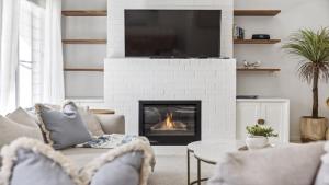 Sojourn - Pool Oasis, Designer Home, opp Beach