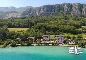 Le Nid du Lac, appartement en duplex au bord du lac d'Annecy, résidence avec plage privée