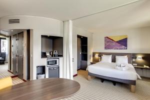 Hotels Novotel Suites Paris Stade de France : Executive Suite with One Double Bed and One Single Sofa Bed 