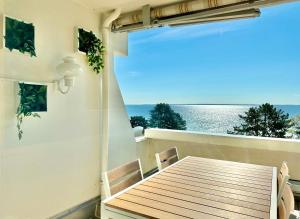 FeWo Traumblick - Himmel & Meer mit TRAUM Meerblick am Strand mit großem Balkon - WLAN, Streaming, 2024 modernisiert