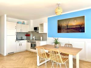 FeWo Traumblick - Himmel & Meer mit TRAUM Meerblick am Strand mit großem Balkon - WLAN, Streaming, 2024 modernisiert