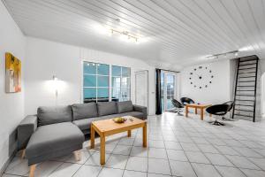 Large 14-Person Pool House - 1004