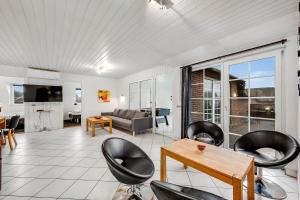 Large 14-Person Pool House - 1004