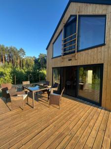 Dom w lawendach nad jeziorem