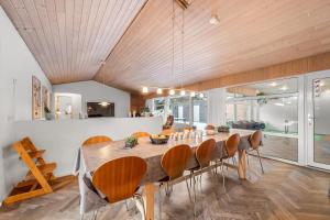 Large Pool House With Activity Room - 1014