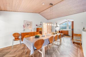 Large Pool House With Activity Room - 1014