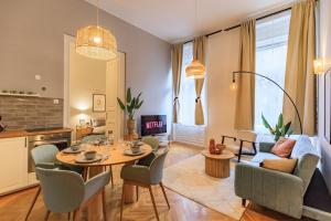 Central Designer 2 bedroom Flat