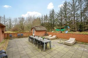 Large Pool House With Beach Volleyball - 2000