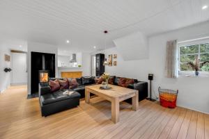 Large Pool House With Beach Volleyball - 2000