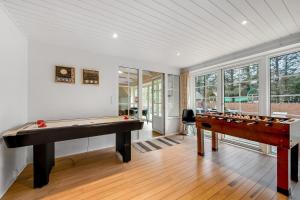 Large Pool House With Beach Volleyball - 2000