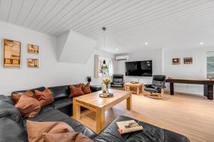 Large Pool House With Beach Volleyball - 2000