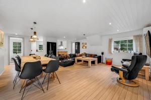 Large Pool House With Beach Volleyball - 2000