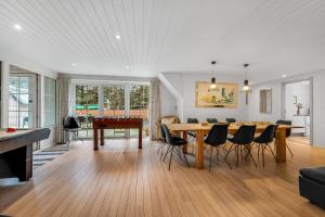 Large Pool House With Beach Volleyball - 2000