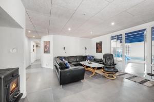 14 Person Nice Pool House - 2001