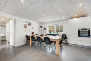 14 Person Nice Pool House - 2001