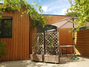 La Jolie Longère Fleurie Tiny house avec piscine et jardin