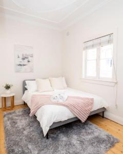 In the heart of Bondi, stroll to the beach