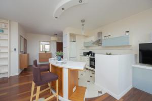Cozy Apartment with Terrace Room near Warszawa Zachodnia by Noclegi Renters