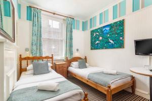 Twin Room with Shared Bathroom room in St Athans Hotel