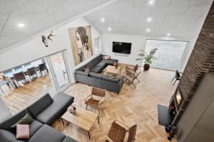 Exclusive Pool And Activity House For 30 People -1002