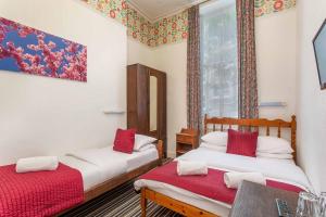 Triple Room with Shared Bathroom room in St Athans Hotel