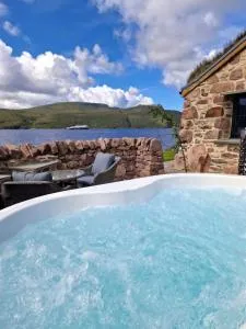 The Ruin - Wood fired hot tub - Lochside - Dog friendly - Ardmuir