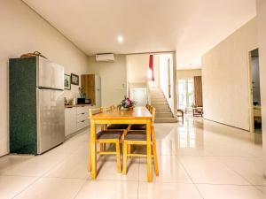 Royal Residence 3BR Exclusive Town House in West Surabaya by Le Ciel Hospitality